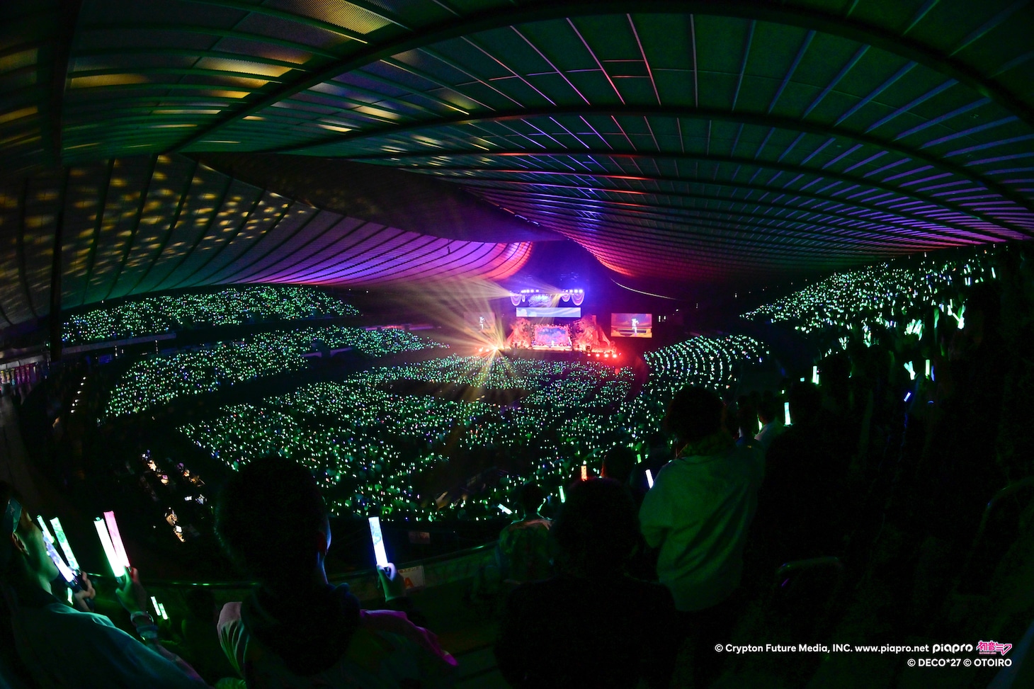 「デコミク LIVE starring 初音ミク『Hello』Produced by DECO*27 / OTOIRO」の様子。