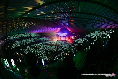 「デコミク LIVE starring 初音ミク『Hello』Produced by DECO*27 / OTOIRO」の様子。