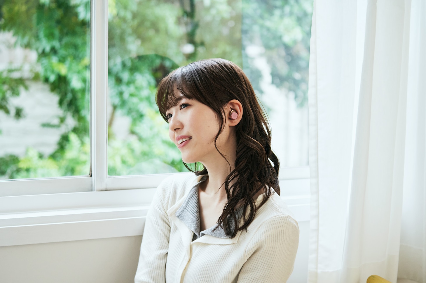 ATH-SQ1TW2NCの着用イメージ。