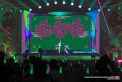 デコミク（ライトネス）とデコミク（ダークネス）。