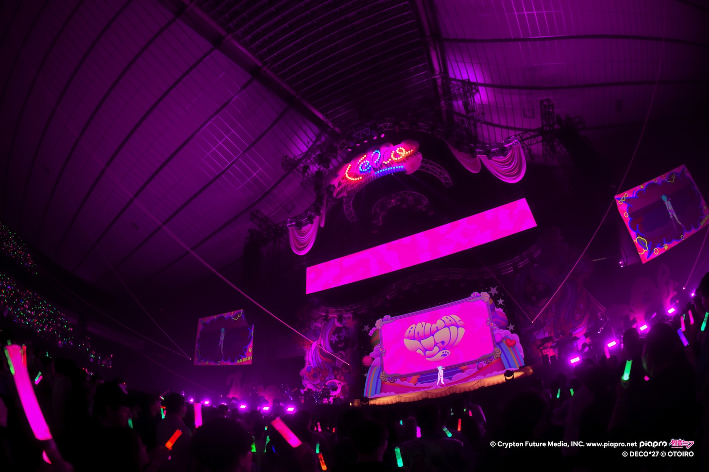 「デコミク LIVE starring 初音ミク『Hello』Produced by DECO*27 / OTOIRO」の様子。