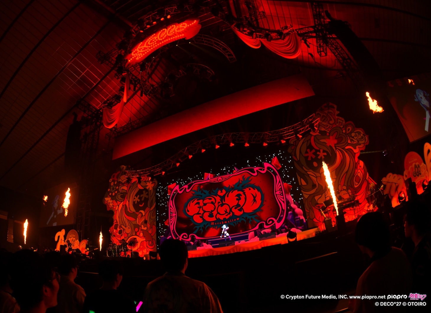 「マシュマロ」を披露するデコミク（ダークネス）。