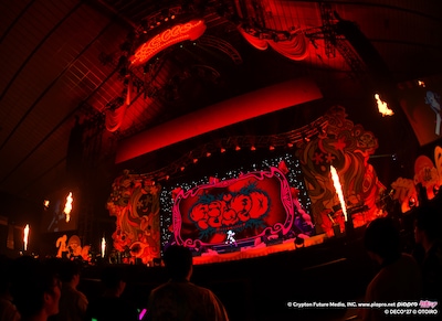 「マシュマロ」を披露するデコミク（ダークネス）。