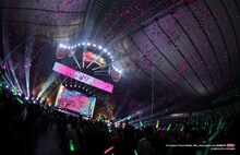 「デコミク LIVE starring 初音ミク『Hello』Produced by DECO*27 / OTOIRO」の様子。