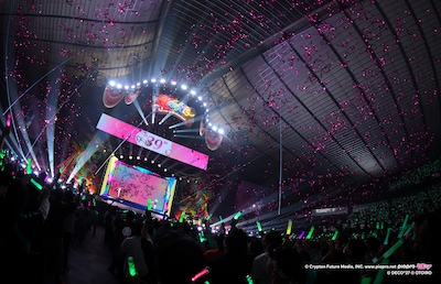 「デコミク LIVE starring 初音ミク『Hello』Produced by DECO*27 / OTOIRO」の様子。