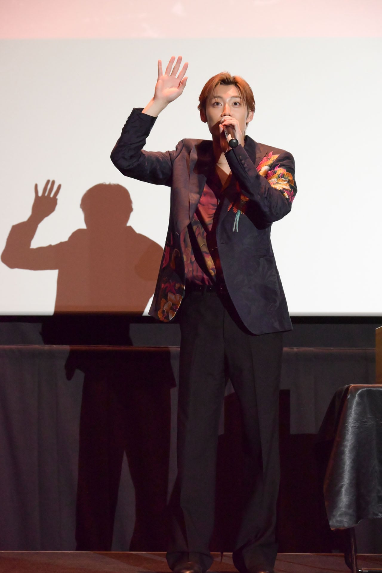 映画を観た回数を観客に尋ねる髙松アロハ（超特急）。 [画像ギャラリー