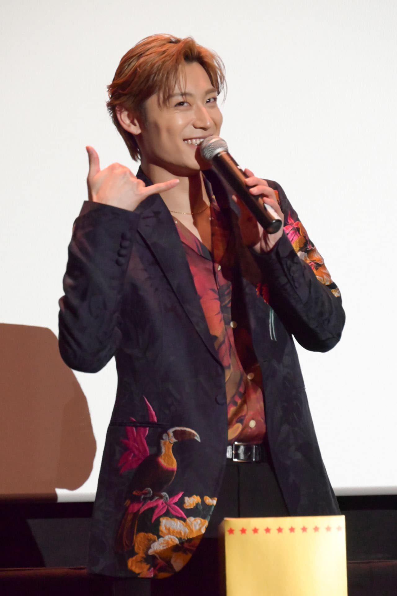 質問ボックスから“アロハ”を引いた髙松アロハ（超特急）。 [画像