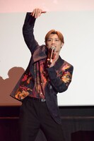 「LOVE 2000」のダンスレクチャーをする髙松アロハ（超特急）。