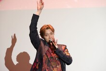 「LOVE 2000」のダンスレクチャーをする髙松アロハ（超特急）。