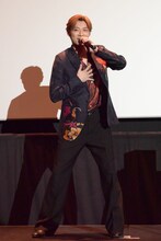 「LOVE 2000」のダンスレクチャーをする髙松アロハ（超特急）。