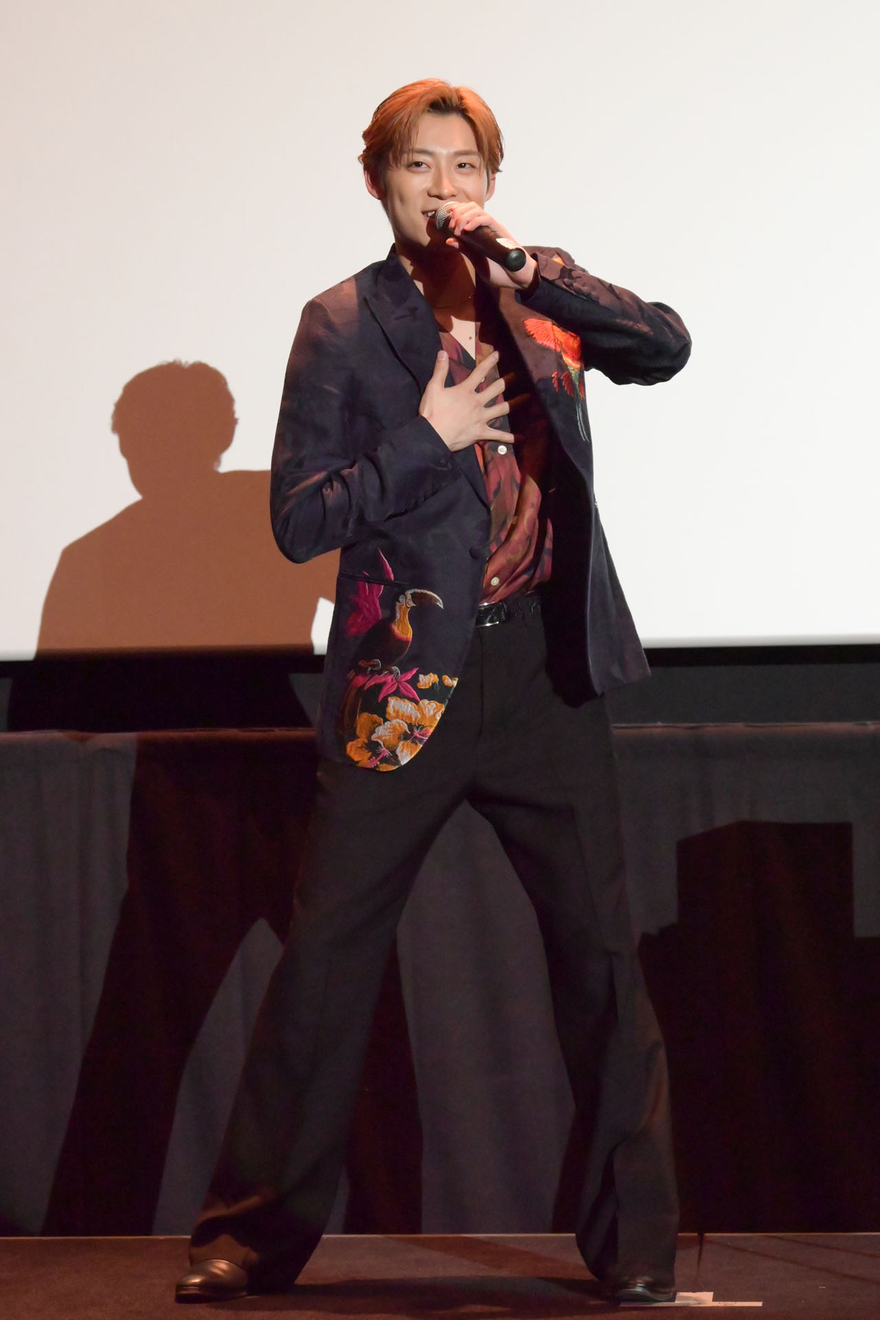 「LOVE 2000」のダンスレクチャーをする髙松アロハ（超特急）。