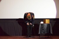 深々とお辞儀する髙松アロハ（超特急）。