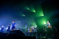 バンドとともにステージに立つメロン記念日。