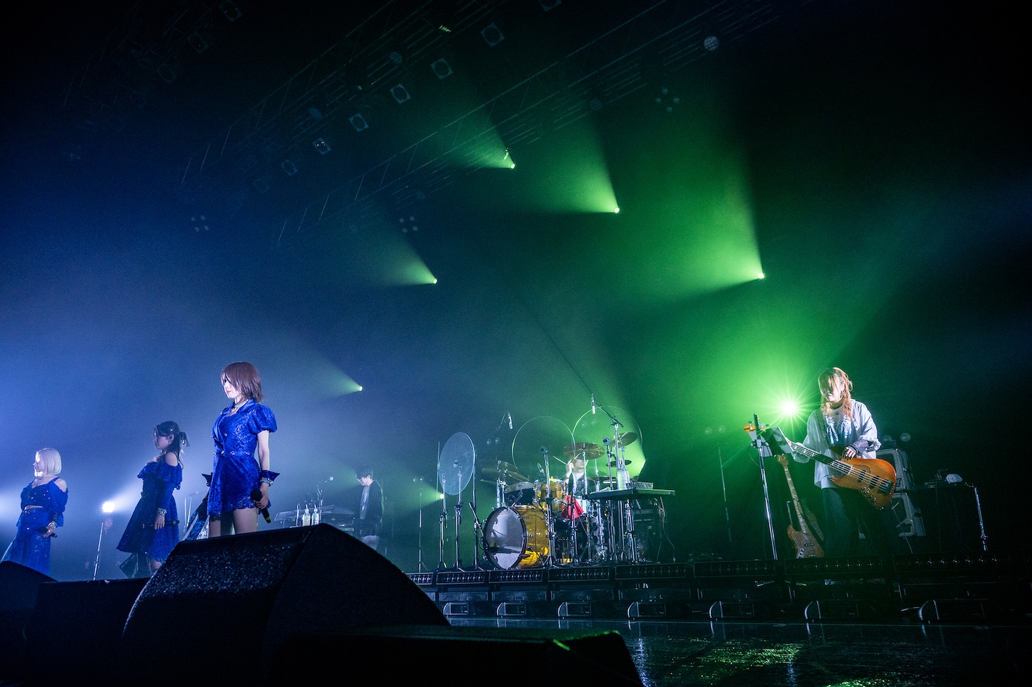 バンドとともにステージに立つメロン記念日。