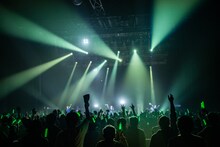 一面メロン色に染まったZepp DiverCity（TOKYO）のフロア。