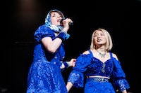 ほっかむり姿で暴れ回る村田めぐみ（左）。