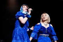 ほっかむり姿で暴れ回る村田めぐみ（左）。