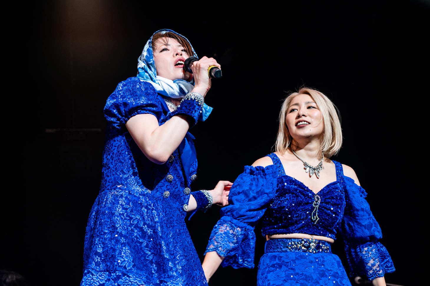 ほっかむり姿で暴れ回る村田めぐみ（左）。