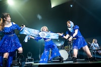 ニューロティカとのコラボ曲「ピンチはチャンス バカになろうぜ！」を全力で歌うメロン記念日。