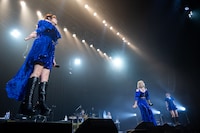 地団駄の衝撃で飛び跳ねる柴田あゆみ（手前）と村田めぐみ（奥）。