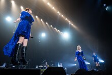 地団駄の衝撃で飛び跳ねる柴田あゆみ（手前）と村田めぐみ（奥）。