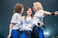 涙を流して抱き合うメロン記念日。