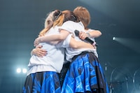 ステージ上で抱き合うメロン記念日。