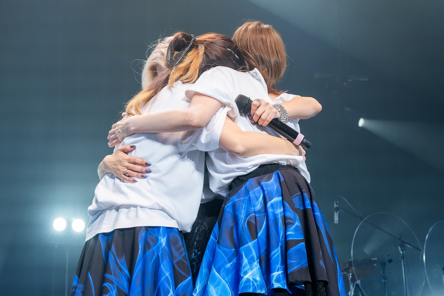 ステージ上で抱き合うメロン記念日。