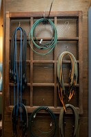 コントロールルームの壁にかけられたケーブル。