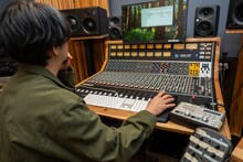 コントロールルームで作業をする後藤正文。