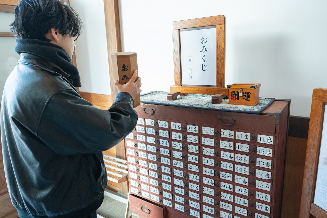 おみくじをする後藤正文。