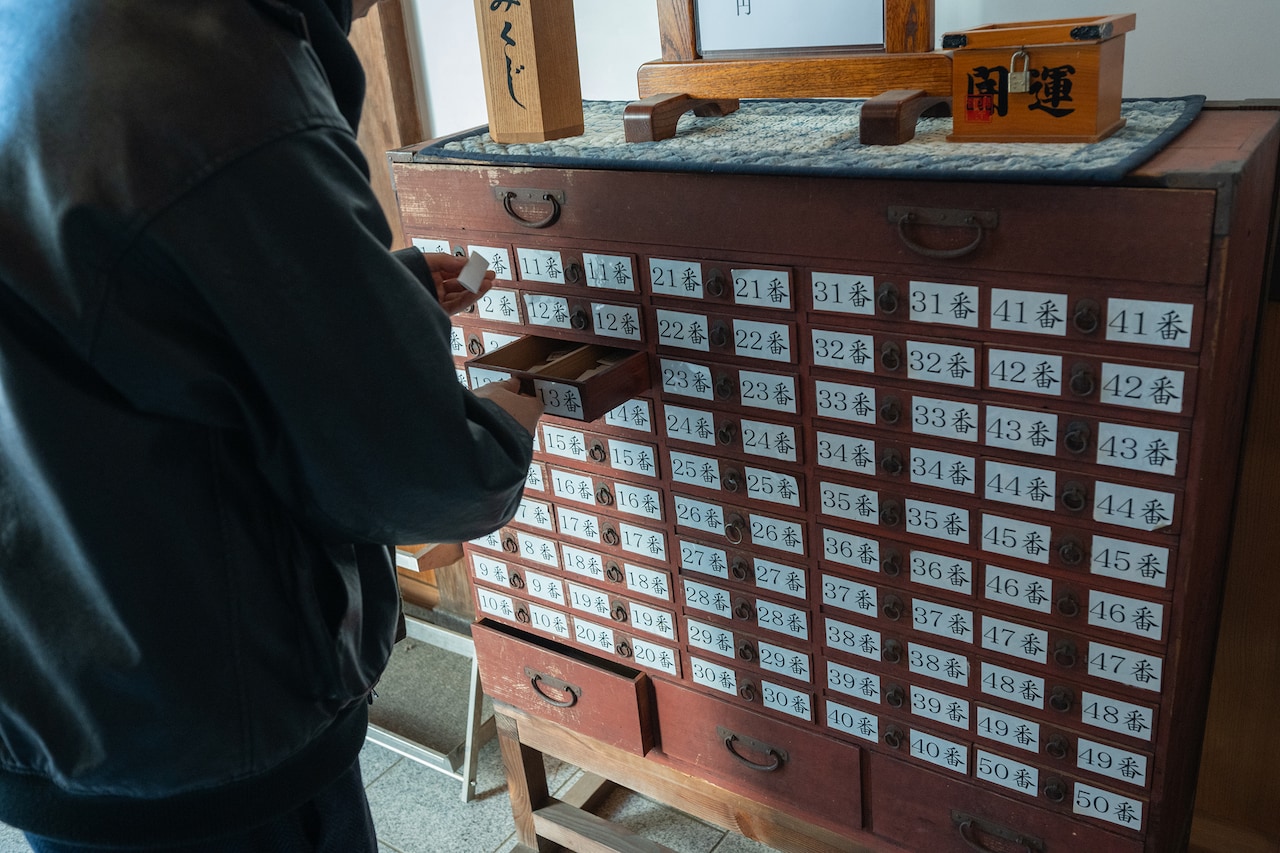 引き当てた番号の引き出しを開ける後藤正文。
