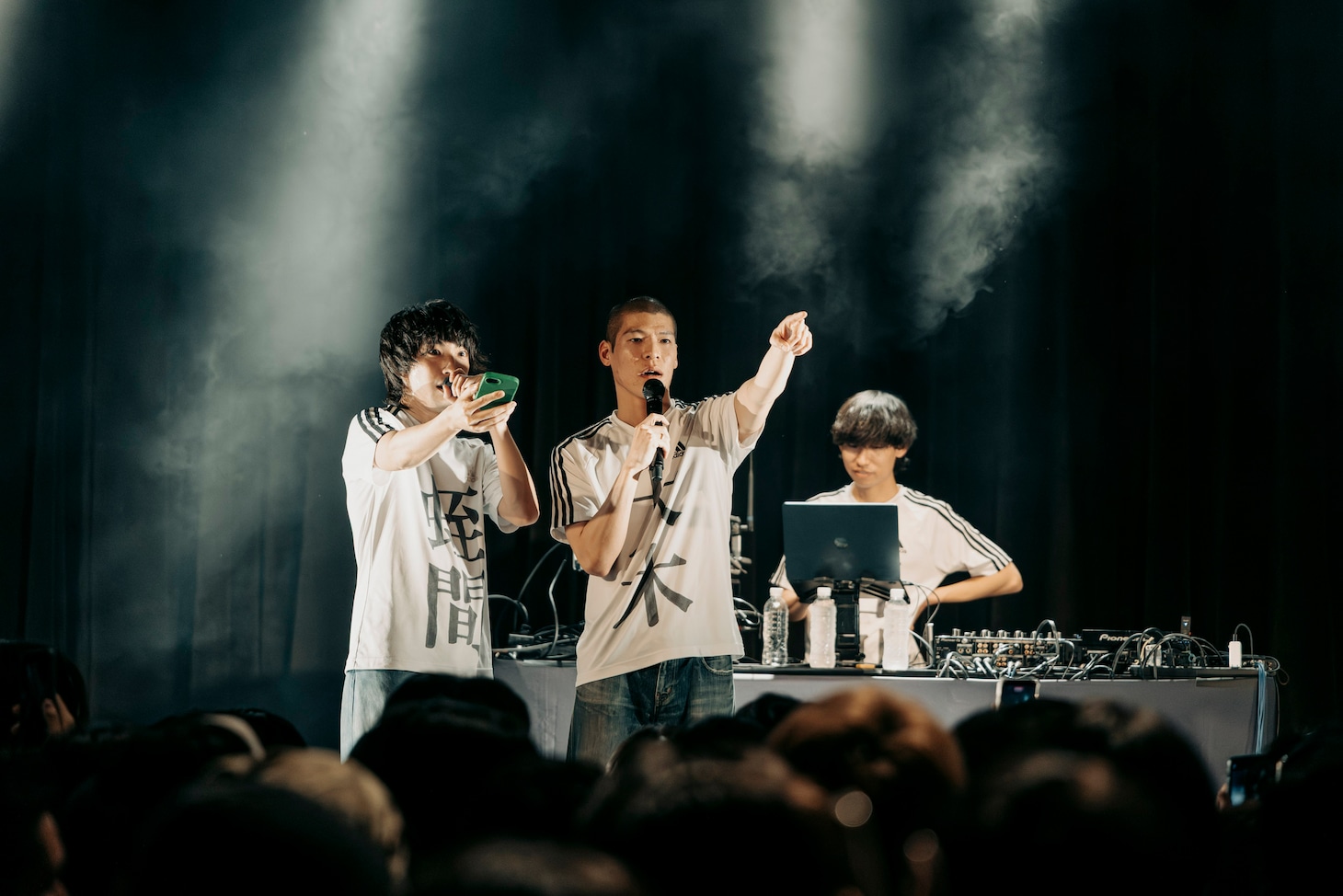 上板橋のエイブルの方角を探すSUSHIBOYS。（Photo by Ray Otabe）