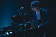 バンドメンバーの桑原康輔（Key）。