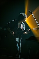 バンドメンバーの芳賀義彦（G）。