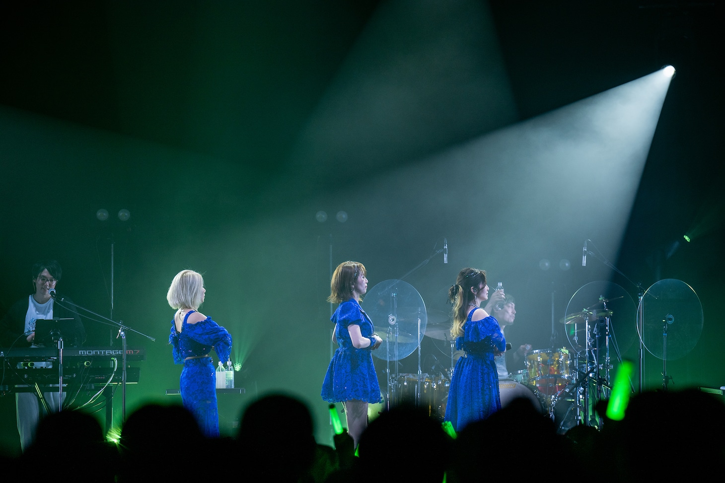 「This is 運命」を披露するメロン記念日。