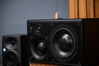 「MUSIC inn Fujieda」コントロールルームにあるスピーカー。