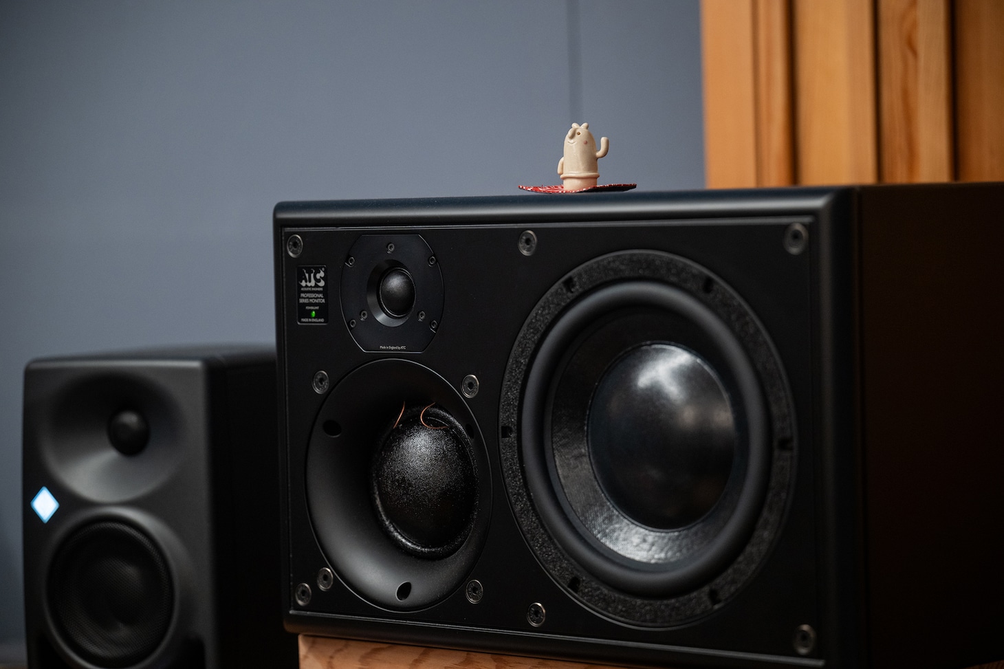 「MUSIC inn Fujieda」コントロールルームにあるスピーカー。