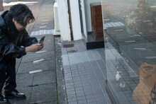 信楽焼（？）のたぬきを撮影する後藤正文。