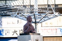 JR藤枝駅に建てられた青地雄太郎像。