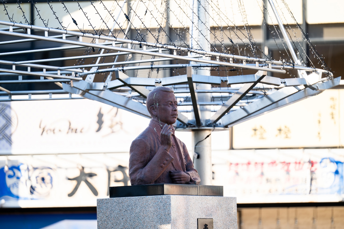 JR藤枝駅に建てられた青地雄太郎像。