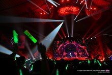 「デコミク LIVE starring 初音ミク『Hello』Produced by DECO*27 / OTOIRO」の様子。