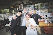鈴木実貴子ズ、竹原ピストル、ライブを鑑賞した向井秀徳。（撮影：上保昂大）