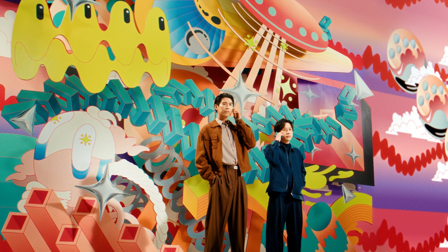 二宮和也と賀来賢人が出演するahamo新TVCM「シンプる？ニノ×カク」編より。