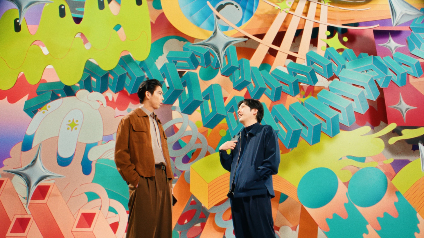 二宮和也と賀来賢人が出演するahamo新TVCM「シンプる？ニノ×カク」編より。