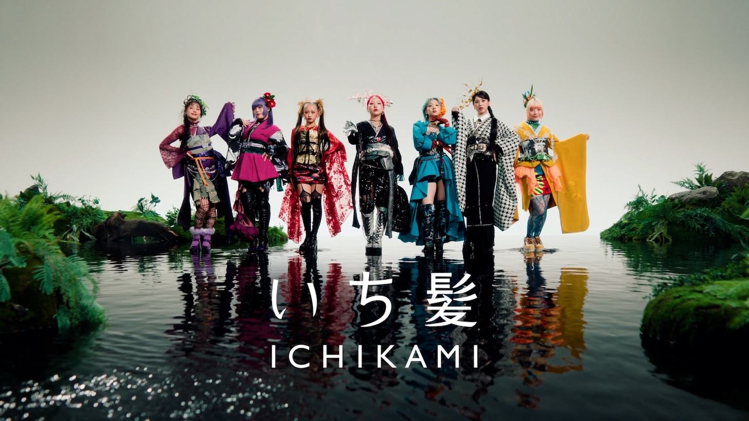 HANAが出演する「いち髪」新TVCM「香りだけ残して、前へ。」編より。