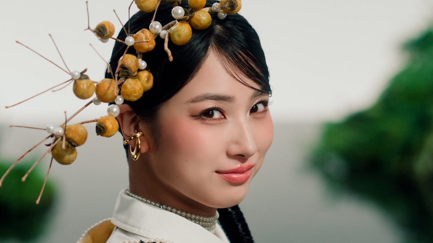 HANAが出演する「いち髪」新TVCM「香りだけ残して、前へ。」編より。