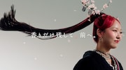 HANAが出演する「いち髪」新TVCM「香りだけ残して、前へ。」編より。