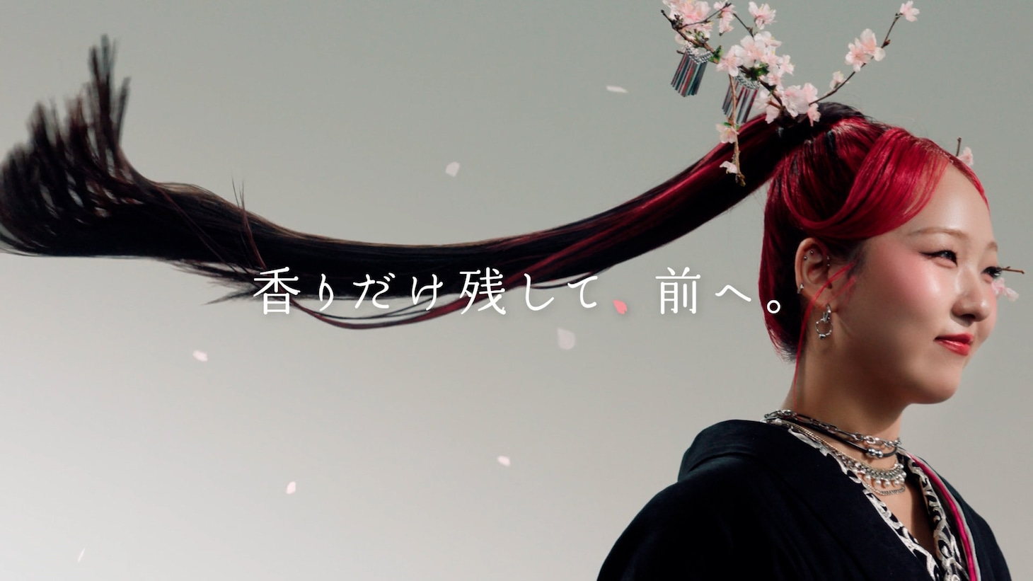 HANAが出演する「いち髪」新TVCM「香りだけ残して、前へ。」編より。