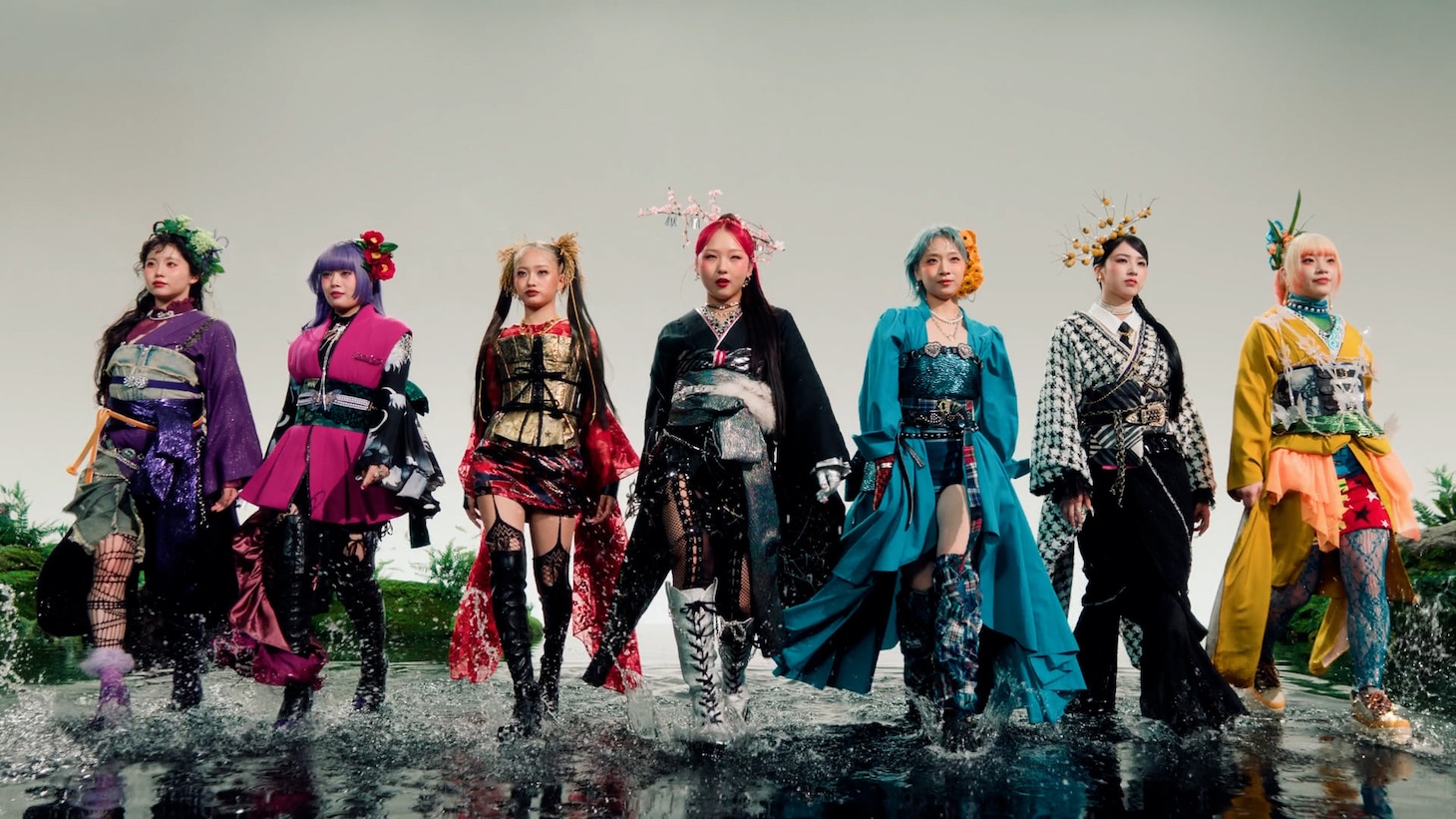 HANAが出演する「いち髪」新TVCM「香りだけ残して、前へ。」編より。